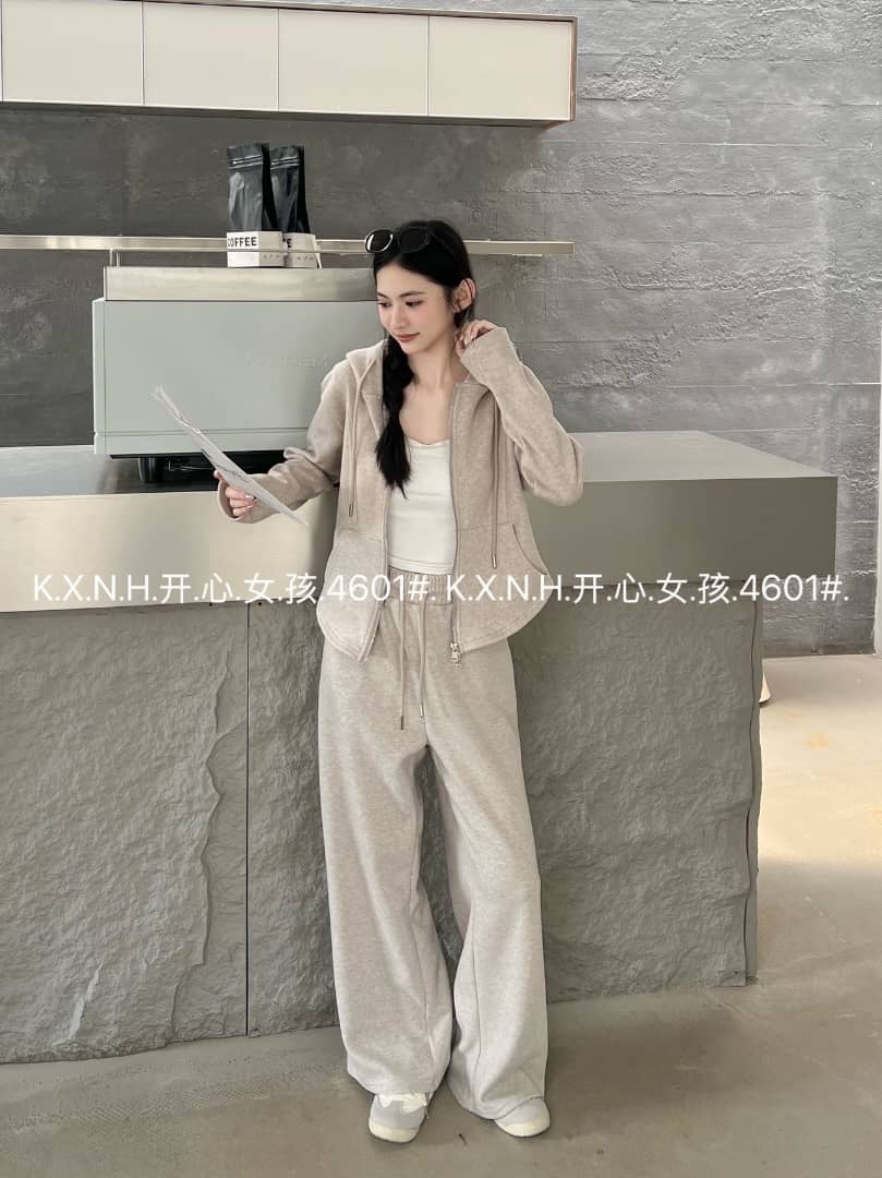 Cozy Essential Zip-Up Hoodie – Soft Casual Everyday Wear : PRE-ORDER